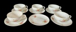 ITALIA - Conjunto com 5 xícaras de chá em porcelana branca com respectivos pires, decorados com delicados motivos florais multicoloridos e filete dourado na borda. Marcação na base indicando fabricação italiana