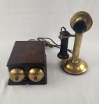 Antigo e original telefone americano tipo pedestal com campainha, marca WESTERNELECTRIC COMPANY USA  ano 1915. Estrutura em bronze, baquelite com caixa emmadeira. Medindo: 23 x 16 cm e 30 cm.