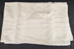 Toalha de mesa retangular em linho branco com renda e bordados florais. Medindo: 285 x 182 cm.