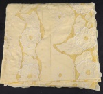 Toalha de mesa retangular confeccionada em linho na tonalidade amarela combordado floral na tonalidade branca e pontos vazados. Medindo:  210 x 180 cm.