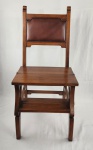 Antiga cadeira multifuncional reversível em escada em madeira nogueira com encostoalmofadado em couro sintético marrom com dobradiças laterais. Medindo: 94 x 45 x 47 cm.
