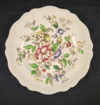 Prato decorativo ROYAL DOULTON em porcelana inglesa com bela decoração floralpolicromada, Apresenta lascas na parte inferior não visível na parte superior. Medindo: 25 cm.