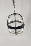 Lustre em vidro soprado na forma de moranga envolto em estrutura de metal. Medindo: 22 x 20 cm.