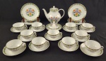 SCHMIDT. Antigo conjunto em porcelana branca com decoração floral e pássaros aocentro com vasta policromia e cores vibrantes característica das coleções antigas damarca composto de: bule, manteigueira, 9 xícaras de chá com 12 pires e 06 pratos desobremesa. Medindo: 18 x 22 cm, 7 x 15 cm e 18 cm. Manteigueira apresenta fio de cabelo.