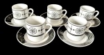 Cinco xícaras de café em porcelana chinesa com design moderno em preto e branco, estampa geométrica e detalhes delicados,