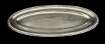 Meridional - Travessa oval em metal prateado com borda trabalhada em relevo. Medindo: 50 x 21 cm.
