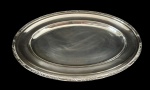 Meridional - Bandeja oval em metal prateado com borda decorada em relevo. Medindo: 38 x 26 cm.