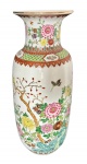 Vaso em porcelana chinesa com rica decoração floral e borboletas em cores vibrantes detalhes em dourado no topo e na borda desenhos de galhos e flores. Medindo: 61 x 26 cm. Manufatura no verso.