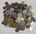 Diversas moedas antigas e estrangeiras, composto por peças de diferentes países, épocas e materiais. Peso: 953 gramas.