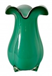 Vaso decorativo em vidro na cor verde, apresentando borda ondulada e design orgânico que remete ao estilo vintage/artístico,  mede; 12,5 cm de largura por 20 cm de altura,