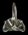 Cesta decorativa em vidro translúcido; mede aproximadamente 17 cm de largura, 18 cm de comprimento e 25 cm de altura,
