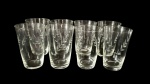 Conjunto com 8 copos em vidro transparente, com delicado trabalho em relevo de folhas. Medindo: 11,5 x 7 cm.