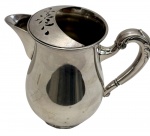 Jarra em metal espessurado à prata; medindo: 20,5 x 12,5 x 19 cm,