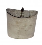 Recipiente decorativo em metal espessurado à prata, tampa articulada, apresentando gravação frontal; medindo: 9 x 5 x 9,5 cm.