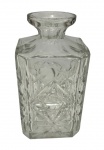 Garrafa em cristal translucido, ricamente lapidado. Medindo: 18 x 9,5 x 9,5 cm. Ausência de tampa.