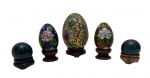 Conjunto de 5 peças decorativas em sendo 3 em formato de ovos e 2 redondas, em metal de cloisonné, rica ornamentação com motivos florais e arabescos em policromia, acompanham bases em madeira. Medindo: 3,5 cm à 9 x 6 cm