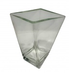 Vaso em vidro translucido. Medindo: 18 x 12,5 x 24 cm.