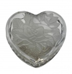 Caixa porta-joias em cristal satinê, em formato de coração, apresentando delicado trabalho em relevo com motivos florais. Medidas: 8 x 15 x 14 cm.