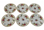 Inglaterra. Conjunto de 6 pratos em porcelana, ricamente decorados com motivos florais policromados em tons de vermelho, amarelo, azul e verde sobre o fundo branco. Bordas apresentam acabamento ondulado com delicada douração. Medidas: 17,5 cm de diâmetro. 3 apresentam fios de cabelo e marcas do tempo.