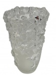 Vaso em vidro satinê o translucido, com gomos florais decorado. Medindo: 24 x 15,5 cm.