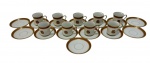 Conjunto de xícaras para café em porcelana, composto por 9 unidades com 14 pires, apresentando fundo na cor branco com elegante faixa superior em tom vinho com detalhes dourados. As peças são decoradas com monograma central.