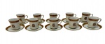 Conjunto de xícaras para café em porcelana, composto por 8 unidades com respectivos pires, apresentando fundo na cor branco com elegante faixa superior em tom vinho com detalhes dourados. As peças são decoradas com monograma central.