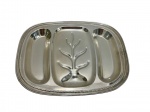 Bandeja em metal espessurado a prata, de formato retangular com cantos arredondados, apresentando borda com friso em relevo e elegante decoração central em baixo-relevo com motivo vegetal estilizado, possuindo divisões internas que conferem funcionalidade à peça, marca English Silver MFG. Corp., 70C, Made in U.S.A. gravada na base; medidas: 45 x 35 x 3,5 cm