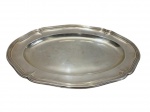 Antiga travessa oval em metal espessurado a prata, de linhas elegantes com bordas recortadas e frisos em relevo, apresentando superfície lisa com leve pátina do tempo, medidas: 46 x 31,5 cm