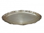 Antiga travessa oval em metal espessurado a prata, de linhas elegantes com bordas recortadas e frisos em relevo, apresentando superfície lisa com leve pátina do tempo, medidas: 60,5 x 32 cm.