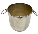 Fracalanza. Antigo balde de gelo em metal espessurado a prata, de formato cilíndrico com borda recortada e detalhe decorativo em relevo, apresentando alças laterais em argola; medidas: 20,5 x 23,5 x 20,5 cm.