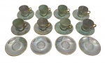Conjunto de 8 xícaras e 12 pires de cafezinho em porcelana com acabamento iridescente, apresentando delicado efeito perolado em tons suaves e alças em acabamento dourado.