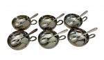 Conjunto de 6 taças de sobremesa em metal espessurado a prata, com alças laterais em argola, acompanhadas de 6 colheres no mesmo padrão; medidas: taças 11 x 8,5 x 3,5 cm e colheres 12 cm de comprimento.