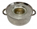 Antigo porta caviar em metal espessurado a prata, composto por recipiente principal com alças laterais, tampa com encaixe central e cuba interna em vidro; medidas: 7,5 x 23 x 17,5 cm.