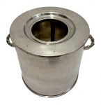 Antigo balde de gelo em metal espessurado a prata, de formato cilíndrico, com alças laterais e tampa com abertura central, acompanhado de suporte interno para acomodação do gelo; medidas: 24,5 x 20 x 19 cm.
