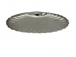 Bandeja em metal espessurado a prata, no formato de concha, com frisos em relevo que acompanham o desenho da peça; medidas: 29 x 18 cm.