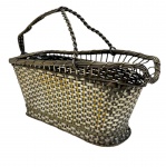 Antiga cesta de garrafa em metal, com corpo vazado em trama e alça; medidas: 27 x 10 x 9 cm.