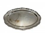 WOLFF. Grande travessa em metal prateado, com borda recortada em ondulações e elegante acabamento, apresentando sinais de uso e  desgaste no banho; medidas: 57 x 40 cm.