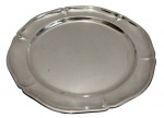 WOLFF. Travessa redonda em metal prateado, com borda recortada em ondulações e elegante acabamento; medidas: 32 cm.