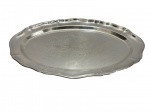 WOLFF. Grande bandeja oval em metal prateado, com borda recortada em suaves ondulações e acabamento elegante; medidas: 57 x 40 cm.