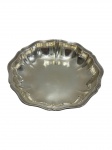 WOLFF. Saladeira em metal prateado, com borda recortada em ondulações e corpo abaulado; medidas: 26,5 x 4,5 cm.