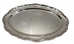 WOLFF. Travessa oval em metal prateado, com borda recortada em ondulações e elegante acabamento; medidas: 57 x 40 cm