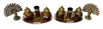 Lote em metal dourado, composto por conjuntos decorativos e utilitários com esmaltação em tons vermelho e preto, acompanhado de figuras de pavão ornamentais; medidas: bandejinha 13 x 8 cm, saleiro 6,5 x 4 cm e pavão 7 x 6,5 x 4,5 cm.