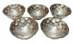 Conjunto de cinco bowls em metal meridional, com interior facetado em efeito geométrico e acabamento decorativo; medidas: 9,5 x 4 cm.