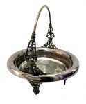 Antiga cesta em metal espessurado a prata, com rica ornamentação vazada e alça superior trabalhada, apoiada sobre pés decorativos. Apresenta pequenos desgastes no banho, compatíveis com o tempo e uso. Medidas: 23 x 24,5 cm.