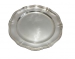 Travessa redonda em metal espessurado a prata, de formato oval com bordas recortadas e aba em relevo. Medidas: 33,5 cm.