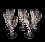 Conjunto de 8  taças em cristal, com bojo lapidado em elegantes recortes verticais, apoiadas em haste facetada e base circular. Medidas: 8 x 5 cm.