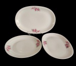 Porcelana Renner conjunto de três travessas em porcelana, de formato oval, com delicada decoração floral em tons de rosa e detalhes em filete na borda. Medidas: 39,4 x 27 x 3 cm / 36,5 x 25 cm / 30 x 3,5 cm.