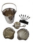 Lote de 5 peças em metal, composto por balde com alça e borda vazada, coador com suporte, suporte com 6 espetos e duas peças em formato de concha, com detalhes decorativos e acabamento variado. Medidas: 21 x 12 cm / 10 x 11 x 2 cm / 13 x 5 x 6 cm / 10 x 4 x 9 cm
