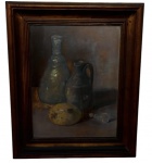 Antigo quadro com pintura sobre eucatex, representando natureza-morta com garrafas e frutos, em composição sóbria e paleta de tons terrosos. Assinado e datado de 1960. A obra é apresentada em moldura de madeira. Medidas: 42 x 51 cm (moldura) / 30 x 38 cm (eucatex)
