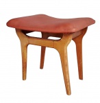 Banqueta em madeira, estilo anos 1950, com linhas orgânicas e assento estofado. Peça de caráter vintage, apresentando sinais de uso compatíveis com o tempo. Medidas: 36 x 49 x 33 cm